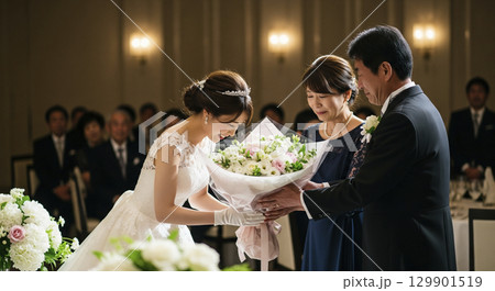 結婚披露宴　両親へ花束の贈呈 129901519