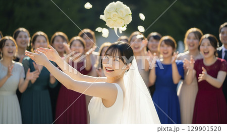 チャペルで結婚式　花嫁のブーケトス 129901520