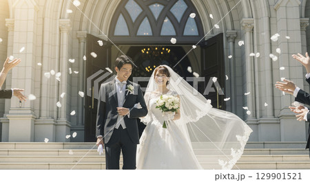 チャペルで結婚式　参列者からの祝福　フラワーシャワー 129901521