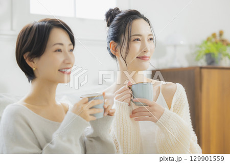 部屋でホットコーヒーを飲む女性 部屋でホットコーヒーを飲む女性 129901559