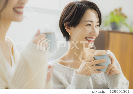 部屋でホットコーヒーを飲む女性 部屋でホットコーヒーを飲む女性 129901561