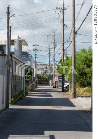 建物の影がある田舎の一直線の路地裏 129901577