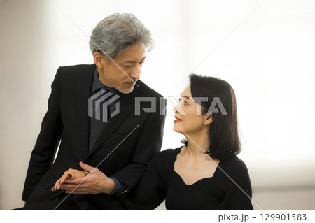 デートするミドルシニア夫婦イメージ　　 129901583