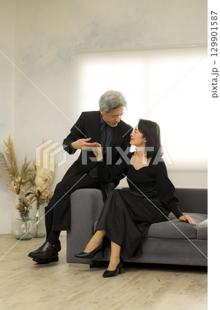 デートするミドルシニア夫婦イメージ　　 129901587