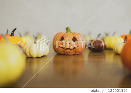 コピースペースのあるハロウィンのカボチャ 　  129901593