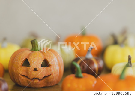 コピースペースのあるハロウィンのカボチャ コピースペースのあるハロウィンのカボチャ 129901596