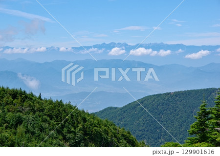 長野県と群馬県の県境にある浅間山のトーミの頭付近から見る穂高連峰と槍ヶ岳 129901616