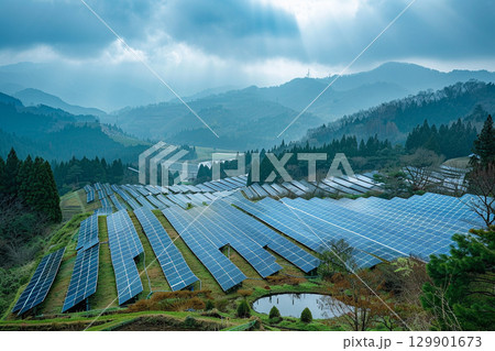 山間部の斜面に広がる冬の太陽光発電設備 129901673
