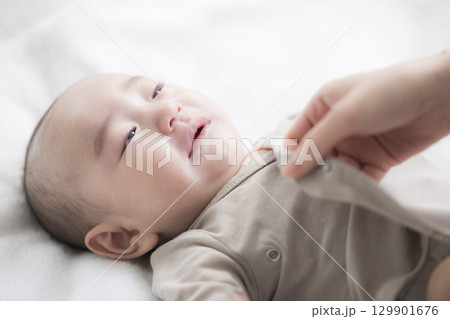 赤ちゃんのお世話をする若い母親　  129901676