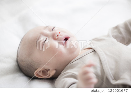 赤ちゃんのお世話をする若い母親　  129901677