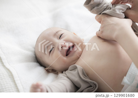 赤ちゃんのお世話をする若い母親　  129901680