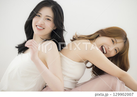 仲良し美人姉妹  129902007