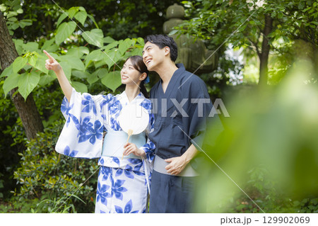 浴衣で観光を楽しむカップル 129902069