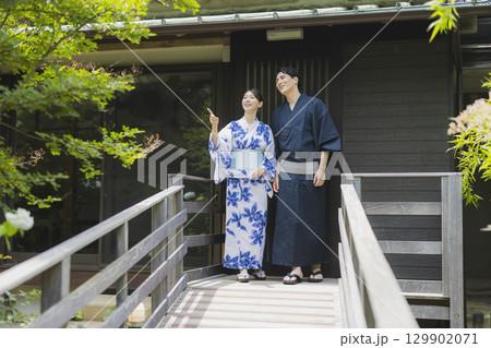 浴衣で観光を楽しむカップル 129902071