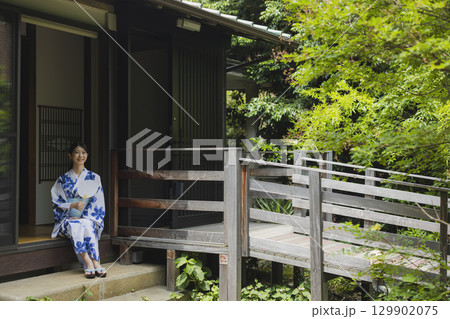 浴衣で観光を楽しむカップル 129902075