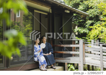 浴衣で観光を楽しむカップル 129902077