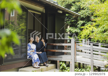 浴衣で観光を楽しむカップル 浴衣で観光を楽しむカップル 129902078