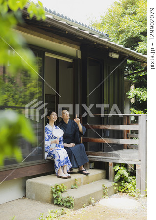 浴衣で観光を楽しむカップル 129902079