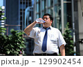 猛暑で水を飲んでいる日本人男性 129902454