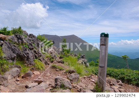 浅間山外輪山の蛇骨岳から見る浅間山前掛山の風景 浅間山外輪山の蛇骨岳から見る浅間山前掛山の風景 129902474
