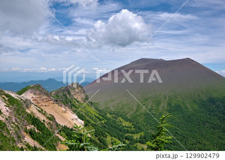 浅間山外輪山の蛇骨岳から見る浅間山前掛山の風景 129902479