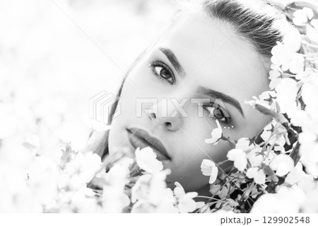 Beautiful woman portrait in sakura blossom background 129902548