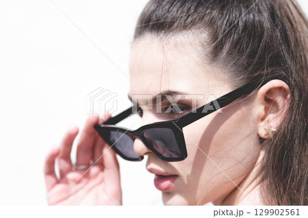 Close-up woman profile portrait with sunglasses 129902561
