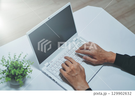 ラップトップで作業する男性の手元 ラップトップで作業する男性の手元 129902632