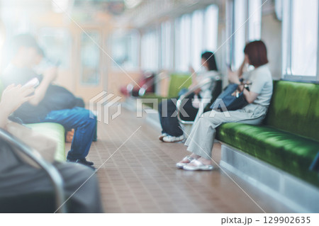 電車内のぼかし風景 129902635