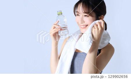 運動後に水分補給をする女性イメージ 運動後に水分補給をする女性イメージ 129902656