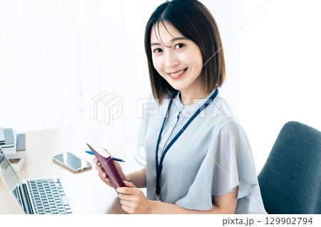 オフィスで働く女性 129902794