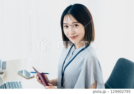 オフィスで働く女性 オフィスで働く女性 129902795