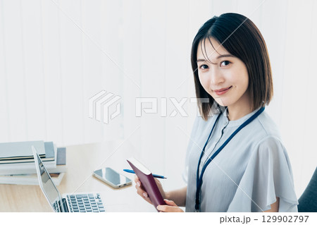 オフィスで働く女性 129902797