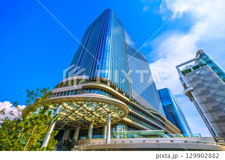 日本の東京都市景観 8月。猛烈な暑さ、発達した雲が高輪ゲートウェイシティ上空や左下奥に…＝21日 129902882