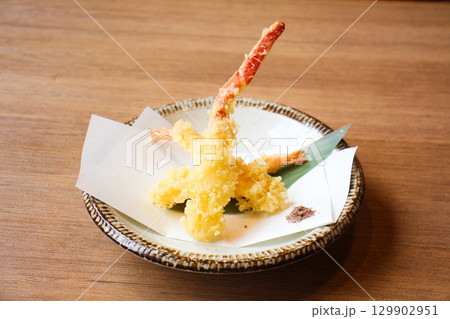 まっすぐに揚げられ、スレートプレートにのせられた海老の天ぷら まっすぐに揚げられ、スレートプレートにのせられた海老の天ぷら 129902951