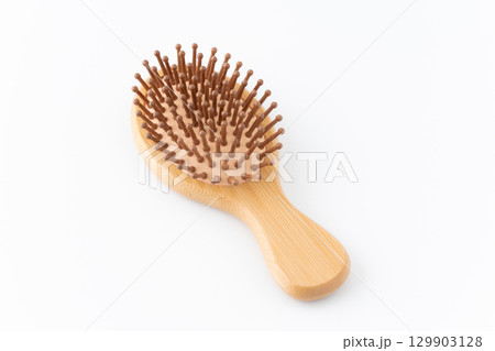 白背景に竹製のヘアブラシ 129903128