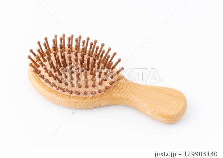 白背景に竹製のヘアブラシ 129903130