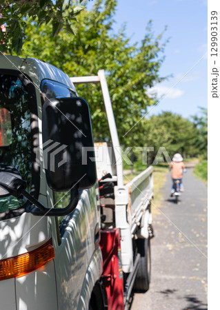 トラックの運転席とミラー トラックの運転席とミラー 129903139