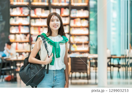 若い女性 大学生 ショッピング 若い女性 大学生 ショッピング 129903253