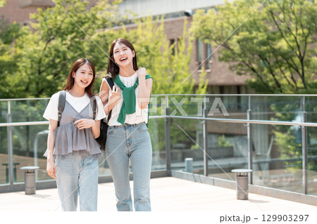 大学生の若い女性 大学キャンパス 専門学生 大学生の若い女性 大学キャンパス 専門学生 129903297