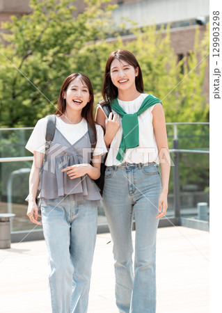 女子大学生　大学キャンパス　専門学生 129903298