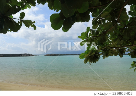 鳩間島前の浜のトロピカルな海の風景 鳩間島前の浜のトロピカルな海の風景 129903403