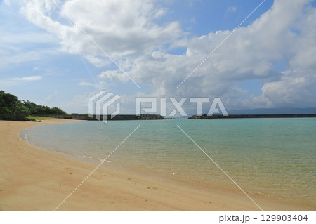 鳩間島前の浜の透明度の高い美しい海の景色 鳩間島前の浜の透明度の高い美しい海の景色 129903404