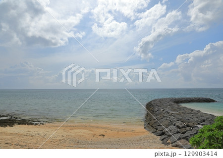東シナ海の大海原が広がる鳩間島ナラリ浜の海岸の風景 東シナ海の大海原が広がる鳩間島ナラリ浜の海岸の風景 129903414