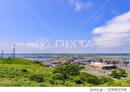 青空の下、浜中町と海を望む風景 129903506