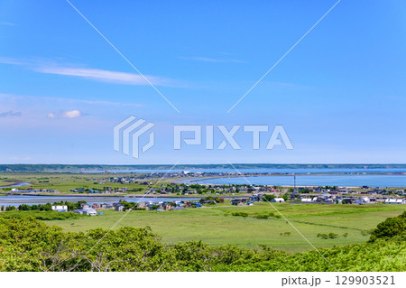 青空の下、浜中町と海を望む風景 129903521