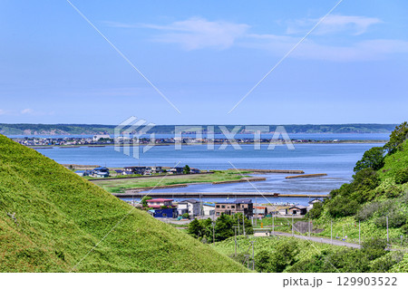青空の下、浜中町と海を望む風景 129903522
