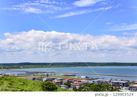 青空の下、浜中町と海を望む風景 青空の下、浜中町と海を望む風景 129903524