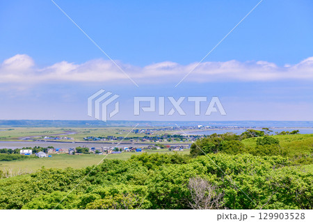 青空の下、浜中町と海を望む風景 129903528
