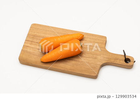 カッティングボードに置かれた人参 129903534